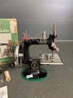 Singer No 20 Child's Sewing machine Made in the USA - 2