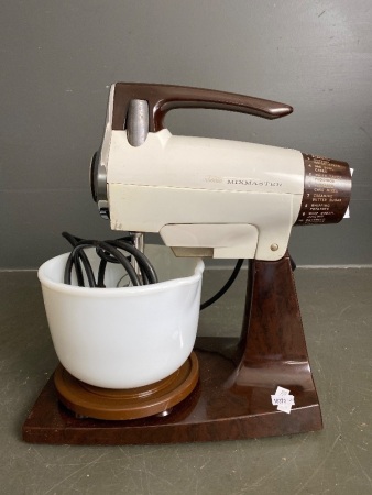 Retro Sunbeam Mixmaster with Bakelite Base and Fittings + Beaters, Glass Bowl and Cord