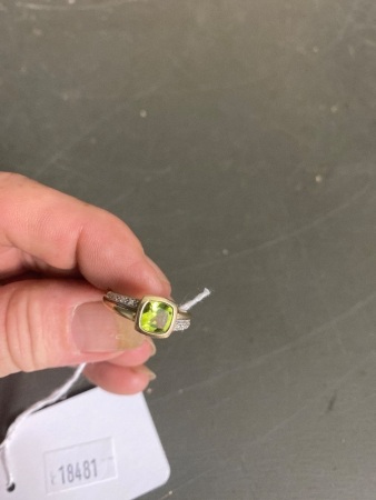 9ct Peridot & Diamond ring approx 20mm size U