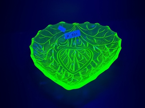 Uranium glass leaf dish - crack in glass