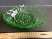 Uranium glass leaf dish - crack in glass - 2