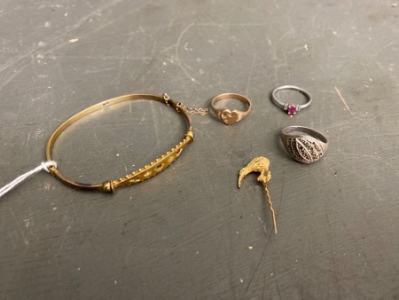 9ct gold bracelet, 3 Rings (2 Sterling Silver) + Kiwi pin