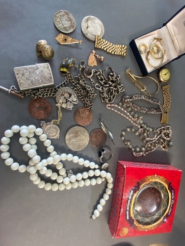 Quantity of estate jewellry and items