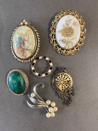 6 Vintage brooches