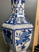 Large blue and white Asian style vase - 2