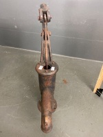 Vintage iron hand / garden pump - 3