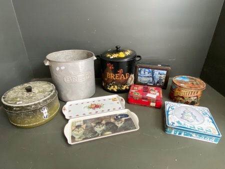 Selection of vintage bread tins, old biscuit tins and 2 small trays