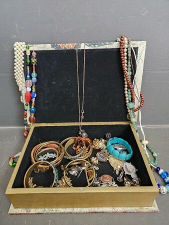 Box of assorted fashion jewellry