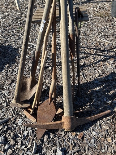 Mixed lot of garden tools