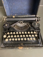 Antique Underwood standard portable typewriter - 2