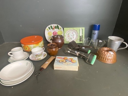 Mixed lot of mid century kitchenalia