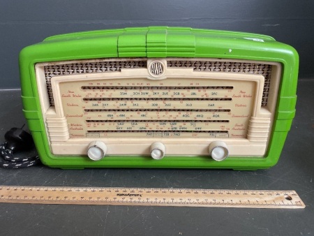 Green Bakelite radio AWA as-is