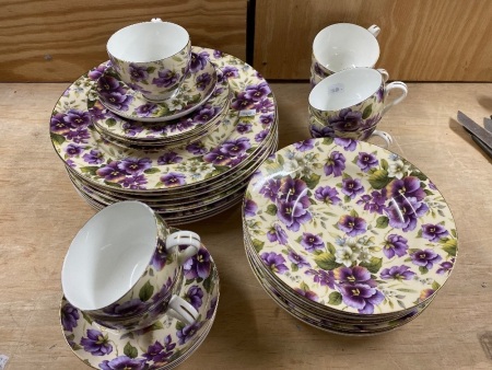 Maxwell Williams Cream Pansy dinner set