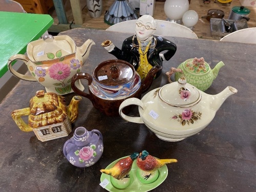 Mixed selection of teapots and misc