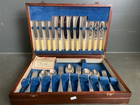 Grosvenor Plate stainless and bone cutlery set