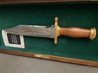 John Wayne Commemorative Bowie Knife in Lockable Display Case with Key - 2