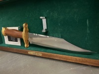 John Wayne Commemorative Bowie Knife in Lockable Display Case with Key - 4