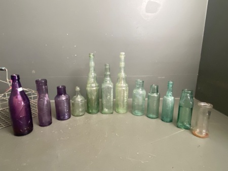 Mixed lot of 12 old bottles in a crate