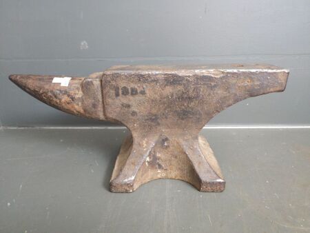 Cast Steel Blacksmiths Anvil (65.2p/29.6kg) - table measures 3 14 x 1 1/4in