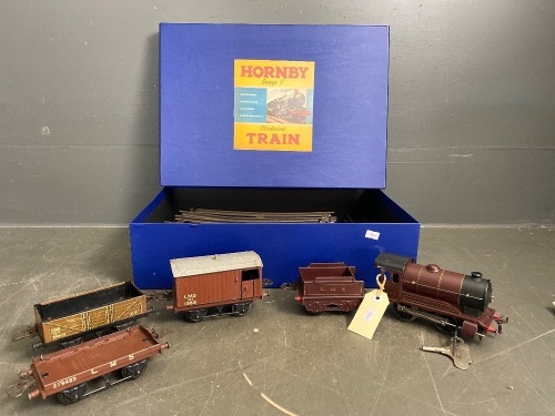 Hornby by Mecano Clockwork Train Set with Engine/Tender & 3 Carriages and Rails