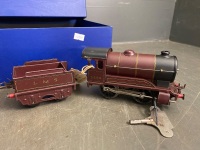 Hornby by Mecano Clockwork Train Set with Engine/Tender & 3 Carriages and Rails - 2