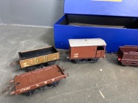 Hornby by Mecano Clockwork Train Set with Engine/Tender & 3 Carriages and Rails - 3