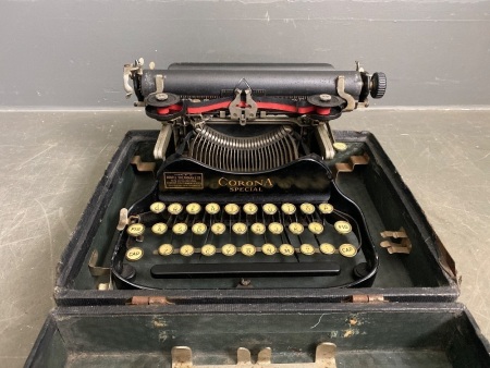 Antique Portable Corona 3 Foldable Typewriter in Excellent Condition