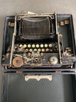 Antique Portable Corona 3 Foldable Typewriter in Excellent Condition - 6