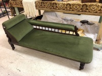 Antique Edwardian Chaise Longue in Green Velvet with Turned Legs & Original Casters - 2