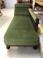 Antique Edwardian Chaise Longue in Green Velvet with Turned Legs & Original Casters - 4