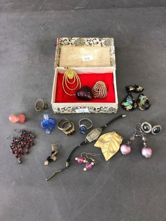 Small Box Lot of Assorted Jewellery