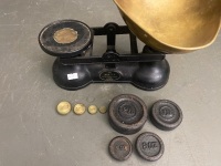 The Salter Cast Iron Balance Scales with Brass Pan and Set of Weights in Ozs - 2