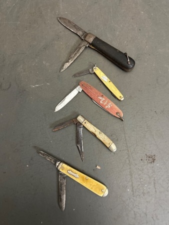 5 assorted pocket knives