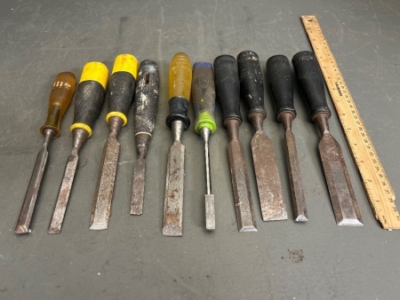 Lot of assorted wood chisels