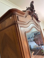 Louis XV French style walnut vitrine display cabinet  - 4