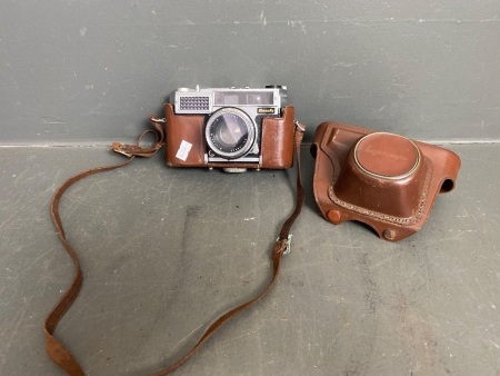 Vintage Lightomatic Beauty Camera in Leather Case