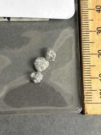 2.6 carats Rough uncut DIAMONDS