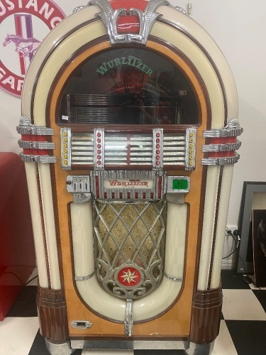 Original Wurlitzer Juke Box Multi Selector Phonograph Wide Range Sound System Circa 1945/46 USA