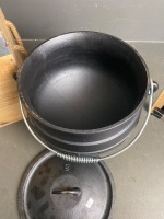 8 Ltr Adventure Ridge Potjie Pot on legs in Wooden Box - 2