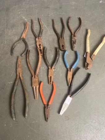 Quantity of Pliers some special shape