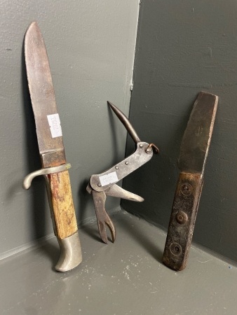 Vintage Military Pocket Knife marked WE + 2 Carbon Blade Knives (Sheffield and Solingen)