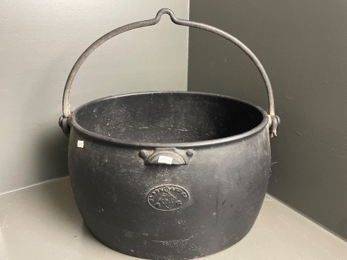 Large Clark and Co Cast Iron Oval Cauldron 6 Gal