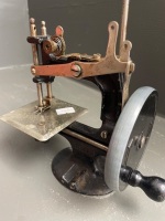 2 x miniature hand sewing machines - 7