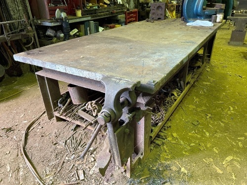 Large heavy duty steel work/welding bench with 8in leg vice