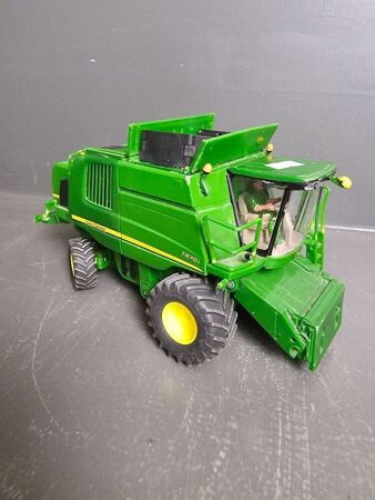 John Deere T670i Combine Harvester 1 piece missing