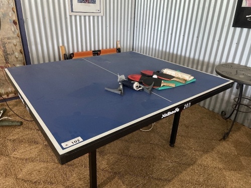 Table tennis table with accessories 