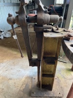 Blacksmiths leg vise and stand - 4