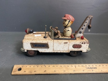 AAA Japan Tin Toy Towtruck - arms off body