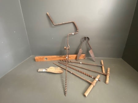 Assorted lot of vintage tools inc. shears, hand augers. wooden level, galvanized scoop etc