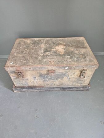 Vintage metal insulated trunk